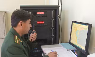 Bộ đội giúp dân di dời đồ đạt. Ảnh: Tr.Định