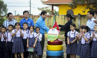 Tặng công trình sân chơi cho các em thiếu nhi. Ảnh: Trương Định