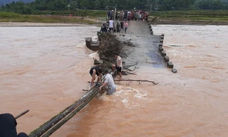 Cầu sập, người dân phải bắt cây qua sông.