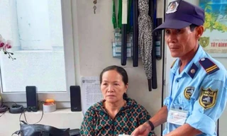 Bảo vệ Trương Lê Dũng trả lại tài sản cho người đánh rơi.