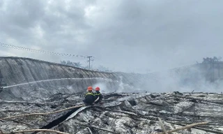 Lực lượng cảnh sát PCCC đã huy động 7 xe chữa cháy, cùng nhiều cán bộ chiến sĩ đến hiện trường chữa cháy. Ảnh: A. T