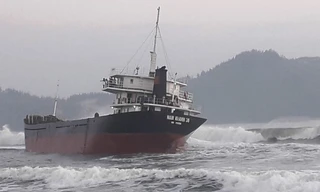 Va phải đá ngầm, tàu hàng bị mắc cạn trên biển. Ảnh: A.Cường