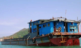 Bình Định phát thông báo tìm chủ sở hữu tàu chở 71 kiện hàng trôi dạt trên biển. Ảnh: Công Cường
