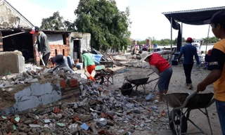 Người dân đang cố gắng dọn dẹp đống đổ nát.