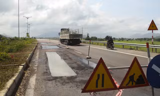Đơn vị nhà thầu thi công đang tiến hành khắc phục sửa chữa. Ảnh: Trương Định