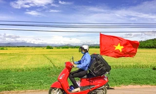 Nữ cán bộ Đoàn xã Tây An (huyện Tây Sơn tỉnh Bình Định) rong ruổi trên khắp nẻo đường tuyên truyền cho người dân phòng chống dịch COVID-19.