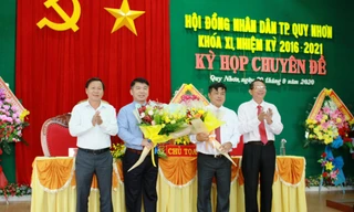 Lãnh đạo TP Quy Nhơn tặng hoa chúc mừng 2 tân Phó Chủ tịch. N.H