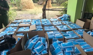 Lực lượng chức năng cũng tịch thu, tiêu hủy gần 80.000 cái khẩu trang y tế do cơ sở này sản xuất.