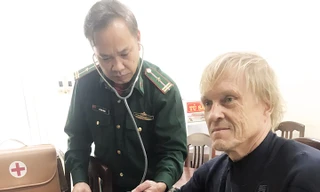 Ngư dân Bình Định cứu vớt một người nước ngoài đuối nước trên biển. Ảnh: Công Cường