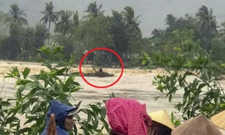 Ông Tự bị cuốn trôi mắc kẹt giữa dòng nước lũ.