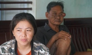 Vợ và cha của ngư dân Huỳnh Xuân Phi chờ người thân. Ảnh: Trương Định