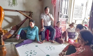 Người thân, hàng xóm đến hỏi thăm về tình hình của thuyền viên Trương Văn Sinh. Ảnh: Trương Định