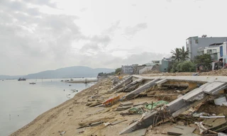 Hệ thống kè sông phía Bắc đường Đống Đa vưa xây xong, chưa bàn giao đã bị sóng đánh tan nát. Ảnh: Tr.Định