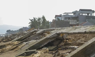 Kè tiền tỷ chưa bàn giao đã bị sóng đánh tan nát. Ảnh: Tr.Định