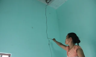 Nhiều người dân tại thôn Túy Sơn phản ánh việc Công ty Kim Thành nổ mìn khai thác đá gây nứt nhà.