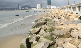 Phát hiện nguồn nước đen ngòm xả thải ra biển. Ảnh: Trương Định