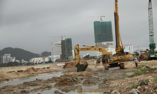 Nước phát sinh từ việc bơm hút cát của dự án khu Mũi Tấn theo đường cống thoát nước chung của thành phố chảy ra biển. Ảnh: Trương Định 