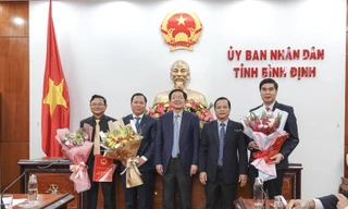 Bí thư Tỉnh ủy Bình Định Hồ Quốc Dũng (ở giữa) tặng hoa tân chủ tịch và các phó chủ tịch.