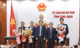 Bí thư Tỉnh ủy Bình Định Hồ Quốc Dũng (ở giữa) tặng hoa tân chủ tịch và các phó chủ tịch.