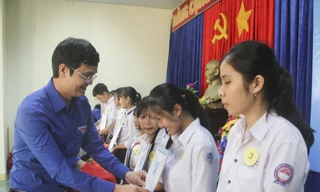 Bí thư Thường trực Bùi Quang Huy trao quà cho các em học sinh. Ảnh: Trương Định