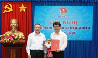 Ông Lương Đình Tiên nhận quyết định.