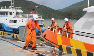 Tàu cứu hộ đưa các thuyền viên trên tàu bị chìm vào bờ trước đó.