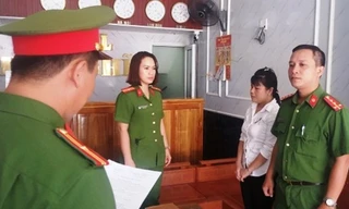 Cơ quan Cảnh sát điều tra thi hành lệnh bắt tạm giam Lê Thị Sen (áo trắng). Ảnh: T.Tài