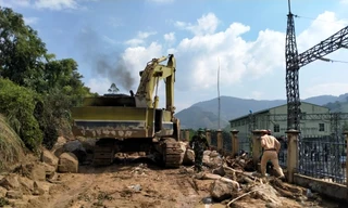 Lãnh đạo tỉnh Bình Định đi kiểm tra sạt lở tại tuyến đường lên xã Vĩnh Kim. Ảnh: Trương Đinh