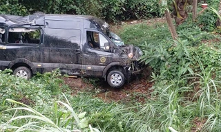 Xe Limousine lao xuống vực sâu gần 10m.