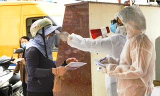 Kiểm tra thân nhiệt người dân tại các cơ sở y tế. Ảnh: Trương Định