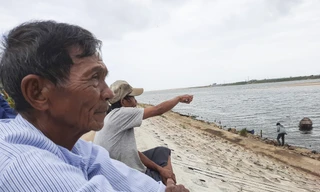 Các bậc cao niên ở xã Hoài Hương chia sẻ, từ ngày cửa bị bồi lấp đời sống người dân nơi đây cũng gặp nhiều khó khăn. Ảnh: Trương Định