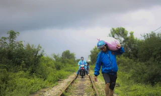 Lũ dâng nhanh, đường phố Quy Nhơn biến thành sông người dân di chuyển trên đường sắt. Ảnh: Trương Định