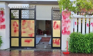 Nhà riêng của giám thị trại giam bị tạt sơn, bôi bẩn.