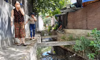 Người dân Tổ 5, KV5, phường Trần Quang Diệu sống cạnh mương thoát nước bị ô nhiễm. Ảnh: Trương Định
