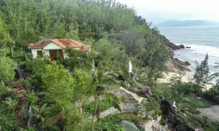 Công trình không phép của ông Phan Phi Hổ trên lưng chừng núi Xuân Vân. Ảnh: L.T