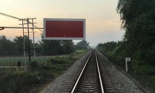 Mải mê chụp hình “tự sướng” hai nữ sinh tử vong khi đoàn tàu chạy qua. Ảnh minh họa