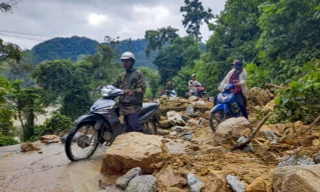 Đường lên Vĩnh Kim gặp rất nhiều khó khăn do sạt lở. Ảnh: Trương Định