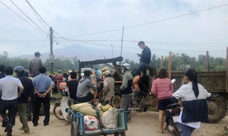 Dân chặn xe lãnh đạo không cho dự lễ khánh thành nhà máy điện mặt trời.