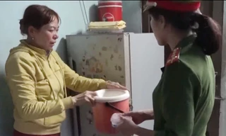 Công an khám xét tại nhà bà Sương.