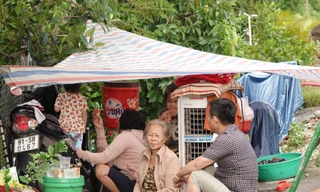 Một hộ dân ở phường Nhơn Phú (TP Quy Nhơn) có nhà bị ngập nước phải di dời lên đường sắt để tránh lũ. Ảnh: H.T