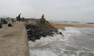 Kè biển bị sạt lở uy hiếp sân bay Tuy Hòa.