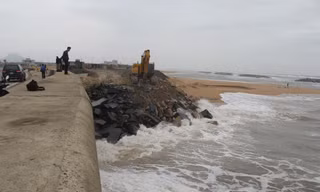 Kè biển bị sạt lở uy hiếp sân bay Tuy Hòa.