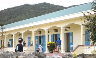 Người dân đang được cách ly tại Trung đoàn Bộ bịnh 739. Ảnh: Trương Định