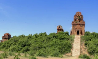 Cụm di tích tháp Bánh Ít.