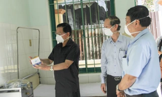 Lãnh đạo UBND tỉnh Bình Định trong 1 lần đi kiểm tra công tác phòng chống dịch Covid-19 tại Bệnh viện Đa khoa tỉnh. Ảnh: Trương Định