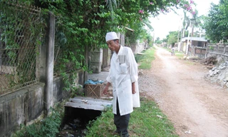 Cần khơi thông cống rãnh, san lấp vũng nước đọng... để ấu trùng muỗi không có cơ hội phát triển. Ảnh: T.H