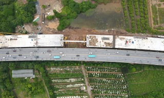 Cận cảnh hợp long nhịp cầu cạn cuối cùng dự án cầu Vĩnh Tuy 2