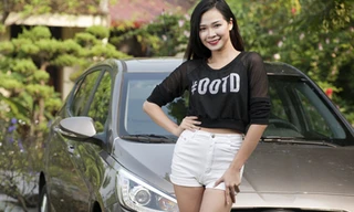 Người mẫu khoe dáng bên Hyundai Accent hatchback