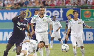 Bình Dương (xanh) thua đậm trước SLNA