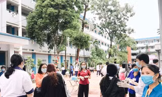 Teen “check-in” điểm thi tốt nghiệp THPT giữa sự “bảo vệ” của đội ngũ y tế, công an